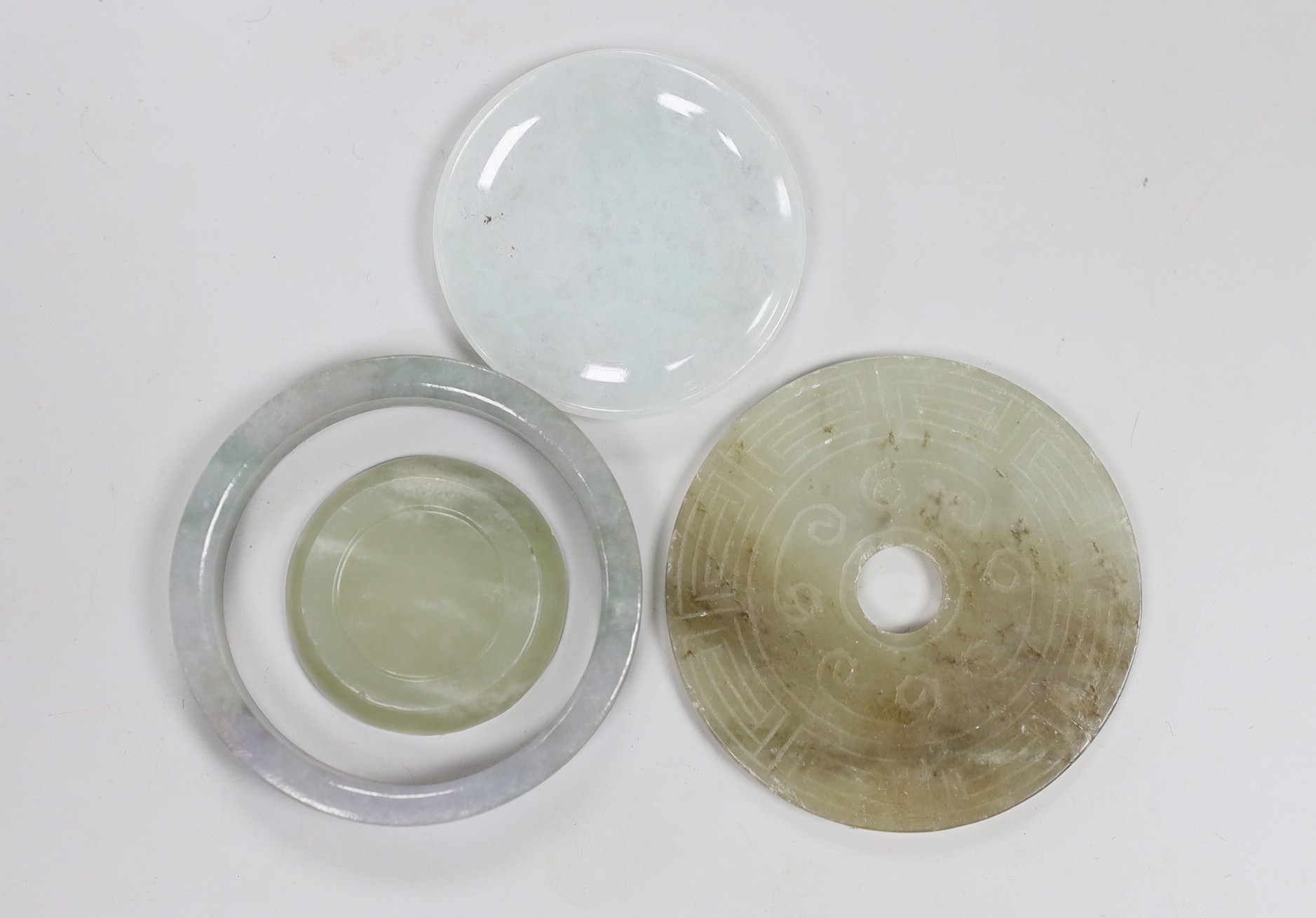 A group of Chinese jadeite or jade carvings or jewellery (7)